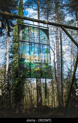 Parc de sculptures dans la forêt de Dean, sculptures dans la forêt font confiance à des œuvres de Kevin Atherton, Gloucestershire Banque D'Images