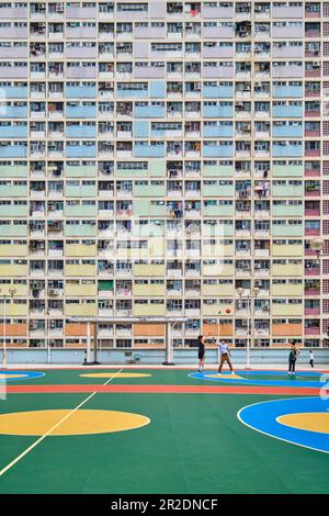 Hong Kong SAR, Chine - avril 2023 : domaine de CHOI Hung et terrains de basket-ball, façades colorées d'un logement public dense à Kowloon Banque D'Images