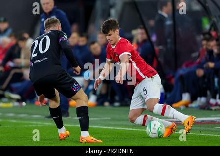 18-05-2023: Sport: AZ v Westham ALKMAAR, PAYS-BAS - MAI 18: Jarrod Bowen (Westham United) et Milos Kerkez (AZ Alkmaar) pendant le match UEFA Conf Banque D'Images