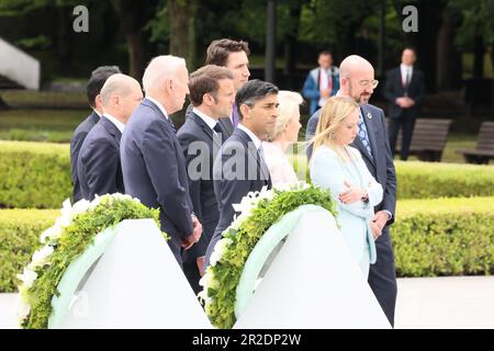 Les dirigeants du Groupe des sept, G7 ans, assistent à une cérémonie de dépôt de couronnes au Parc commémoratif de la paix dans le cadre du Sommet des dirigeants de G7, vendredi, à 19 mai 2023, à Hiroshima, au Japon. Les membres des G7 - Etats-Unis, Canada, France, Allemagne, Japon, Le Royaume-Uni et l'Italie se réunissent dans la ville japonaise d'Hiroshima jeudi pour un sommet annuel. Les discussions des dirigeants porteront sur la guerre de la Russie contre l'Ukraine, la puissance et l'influence croissantes de la Chine, le désarmement nucléaire, l'intelligence artificielle, le changement climatique et la sécurité économique. Photo par Hiroshima Summit/UPI en G7 Banque D'Images