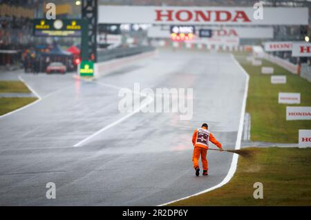 SUZUKA, JAPON, circuit de Suzuka, 9. Octobre : les marshals de sécurité des pistes nettoient la piste des débris. Lors du Grand Prix de Formule 1 japonais. Banque D'Images