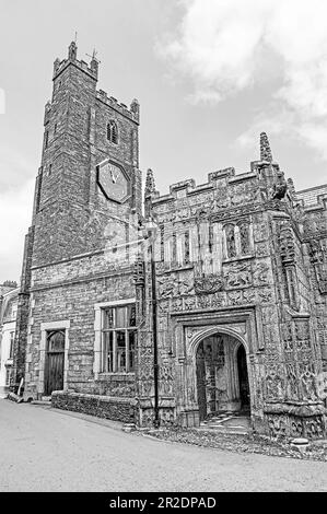 Photo monochrome illustration du porche sud à l'église St Mary Magdalene à Launceston, un beau bâtiment médiéval tardif avec de superbes racailles Banque D'Images