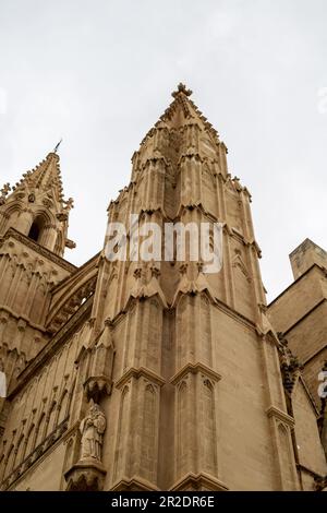 Palma, Majorque - 13 mai 2023 : Cathédrale de Santa Maria sous ciel nuageux à Palma de Majorque, Espagne Banque D'Images