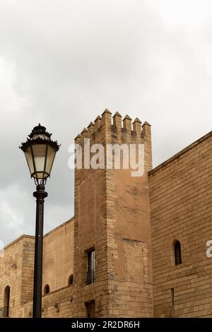 Palma, Majorque - 13 mai 2023 : Cathédrale de Santa Maria sous ciel nuageux à Palma de Majorque, Espagne Banque D'Images