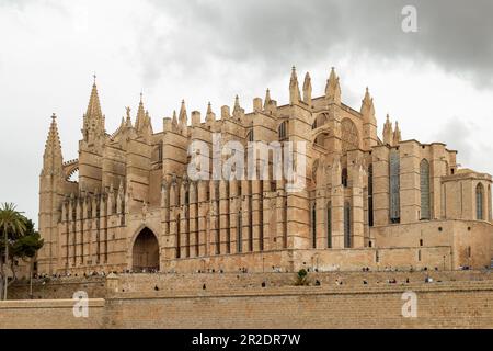 Palma, Majorque - 13 mai 2023 : Cathédrale de Santa Maria sous ciel nuageux à Palma de Majorque, Espagne Banque D'Images