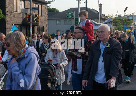 Toronto, ON, Canada – 18 mai 2023 : les gens vêtiés de vêtements nationaux ukrainiens - Vyshivanka marche le long de la rue Toronto le jour de Vyshyvanka, qui est ce Banque D'Images