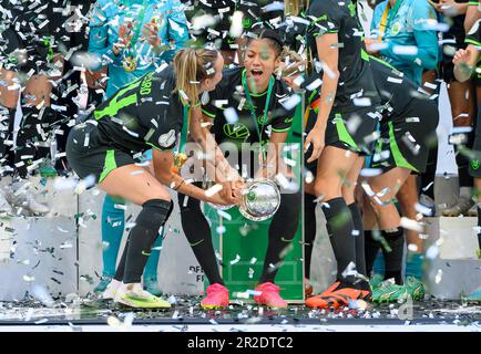 Cérémonie de remise des prix, équipe de jubilation WOB avec la coupe, de gauche à droite Jill ROORD (WOB), Sveinpuis JONSDOTTIR (WOB), DFB Cup final Women 2023, VfL Wolfsburg (WOB) - SC Freiburg (FR) 4: 1, on 18 mai 2023 à Cologne/Allemagne. # Les règlements du DFB interdisent toute utilisation de photographies comme séquences d'images et/ou quasi-vidéo # Banque D'Images