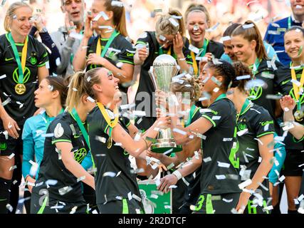 Cérémonie de remise des prix, équipe de jubilation WOB avec la coupe, de gauche à droite Jill ROORD (WOB), Sveinpuis JONSDOTTIR (WOB), DFB Cup final Women 2023, VfL Wolfsburg (WOB) - SC Freiburg (FR) 4: 1, on 18 mai 2023 à Cologne/Allemagne. # Les règlements du DFB interdisent toute utilisation de photographies comme séquences d'images et/ou quasi-vidéo # Banque D'Images