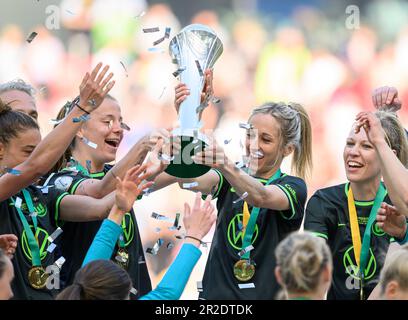 Cérémonie de remise des prix, équipe de jubilation WOB avec la coupe, de gauche à droite Lynn WILMS (WOB), Kathrin HENDRICH (WOB), DFB Cup final Women 2023, VfL Wolfsburg (WOB) - SC Freiburg (FR) 4: 1, on 18 mai 2023 à Cologne/Allemagne. # Les règlements du DFB interdisent toute utilisation de photographies comme séquences d'images et/ou quasi-vidéo # Banque D'Images