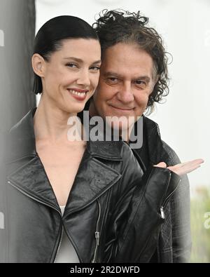 Cannes, France. 19th mai 2023. L'actrice américaine Raquel Nave et le réalisateur français Jean- Stéphane Sauvaire assistent vendredi à un appel photo pour les mouches noires au Festival de Cannes 76th au Palais des Festivals de Cannes, en France 19 mai 2023. Photo de Rune Hellestad/ Credit: UPI/Alay Live News Banque D'Images