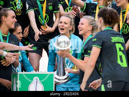 Cérémonie de remise des prix, équipe de jubilation WOB avec la coupe, de gauche à droite Jill ROORD (WOB), goalwart/ goalhueterin Merle FROHMS (WOB), Rebecka BLOMQVIST (WOB) DFB Pokal final Women 2023, VfL Wolfsburg (WOB) - SC Freiburg (FR) 4: 1, on 18 mai 2023 à Cologne/Allemagne. # Les règlements du DFB interdisent toute utilisation de photographies comme séquences d'images et/ou quasi-vidéo # Banque D'Images