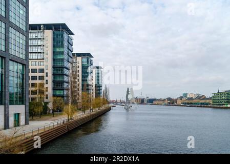 Ville de Berlin. 18 février 2018 - BERLIN, Allemagne: La sculpture Molecular men de Jonathan Borofsky dans la rivière Spree. Banque D'Images