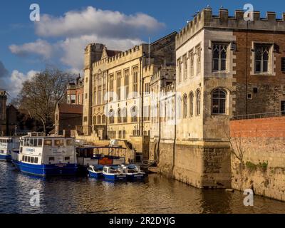 Bateaux de croisière touristiques amarrés sur la rivière Ouse, le long du Guildhall. York. ROYAUME-UNI. Banque D'Images