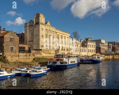 Bateaux de croisière touristiques amarrés sur la rivière Ouse, le long du Guildhall. York. ROYAUME-UNI. Banque D'Images