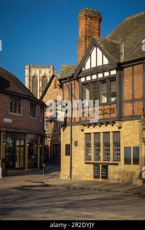 Façade extérieure de la maison de bains romaine sur la place Saint-Sampson avec la tour centrale de York Minster au loin. ROYAUME-UNI. Banque D'Images