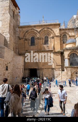 Jérusalem, Israël - 10 avril 2023. Foule de touristes et de pèlerins à la ligne pour entrer dans l'église du Saint sepulcher samedi de Hallelujah 2023 Banque D'Images