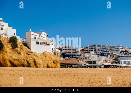 Superbe vue sur Fisherman Beach, Praia dos Pescadores, avec des maisons blanchies à la chaux sur la falaise, se reflétant sur la mer, le ciel bleu, l'heure d'été, Albufeira, Algarve Banque D'Images