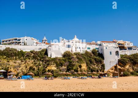 Vue imprenable sur Albufeira, maisons blanchies à la chaux sur la falaise, Praia dos Pescadores, Fisherman Beach, Albufeira, Portugal. Banque D'Images