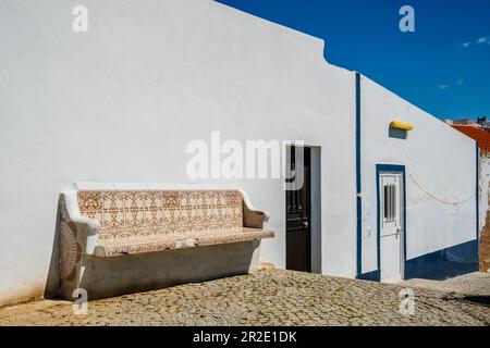 Superbe vue sur le banc avec des tuiles traditionnelles portugaises (azulejos), un design et un style typiquement portugais, sur le chemin de Fisherman Beach (praia dos pesc Banque D'Images