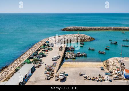 Vue magnifique sur Marina à Albufeira, belle image d'été, ciel bleu et promenade latérale, Fisherman Beach, Praia dos Pescadores, Albufeira, Portugal Banque D'Images