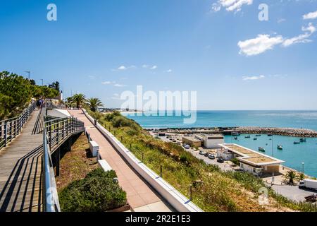 Vue magnifique sur Marina à Albufeira, belle image d'été, ciel bleu et promenade latérale, Fisherman Beach, Praia dos Pescadores, Albufeira, Portugal Banque D'Images