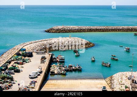 Vue magnifique sur Marina à Albufeira, belle image d'été, ciel bleu et promenade latérale, Fisherman Beach, Praia dos Pescadores, Albufeira, Portugal Banque D'Images