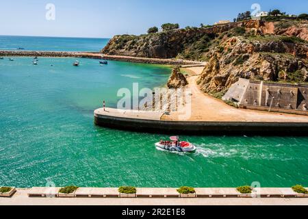 Vue magnifique sur Marina à Albufeira, belle image d'été, ciel bleu et promenade latérale, Fisherman Beach, Praia dos Pescadores, Albufeira, Portugal Banque D'Images