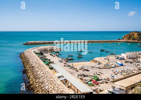 Vue magnifique sur Marina à Albufeira, belle image d'été, ciel bleu et promenade latérale, Fisherman Beach, Praia dos Pescadores, Albufeira, Portugal Banque D'Images