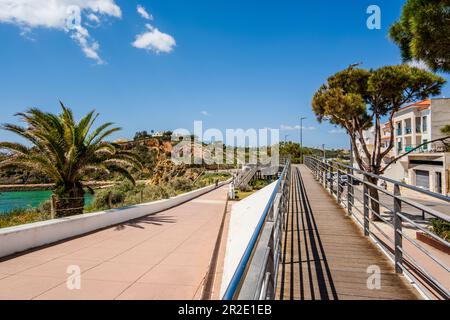 Vue magnifique sur Marina à Albufeira, belle image d'été, ciel bleu et promenade latérale, Fisherman Beach, Praia dos Pescadores, Albufeira, Portugal Banque D'Images