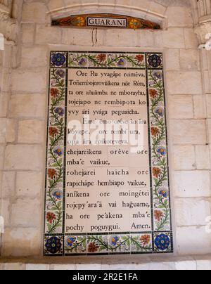 Jérusalem, Israël - 10 avril 2023. Église de Pater Noster. La prière du Seigneur en langue guarani Banque D'Images