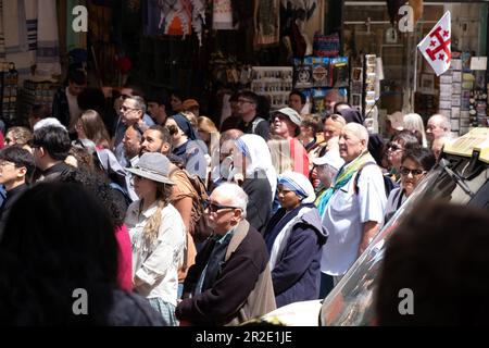 Jérusalem, Israël - 10 avril 2023. Foule de touristes et de pèlerins attendant d'entrer dans l'église du Saint sépulcre au Vendredi Saint 2023 Banque D'Images
