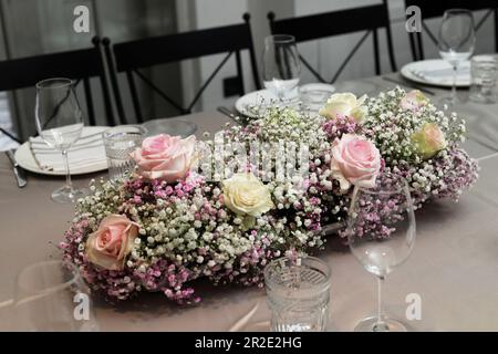 pièce maîtresse avec roses pastel lors d'une fête Banque D'Images