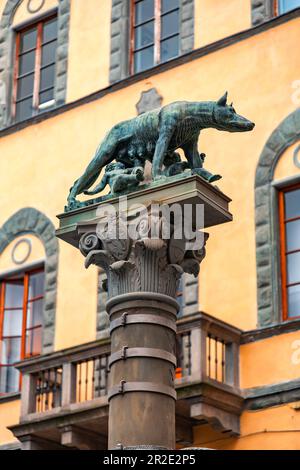 Sienne, Italie - APR 7, 2022: La sculpture du loup de Capitoline représentant une scène de la légende de la fondation de Rome. Banque D'Images