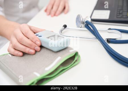 Médecin sur le lieu de travail avec un tonomètre et un stéthoscope Banque D'Images