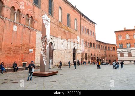 Sienne, Italie - 7 avril 2022 : Piazza del Duomo, place de la cathédrale où se trouve la cathédrale de Sienne, en Toscane, en Italie. Banque D'Images