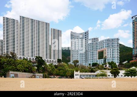 Hong Kong SAR, Chine - avril 2023 : gratte-ciel et plage avec sable doré à Repulse Bay Banque D'Images