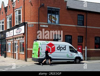 Camionnette de livraison DPD, et chauffeur, à Hull, Humberside, East Yorkshire, Anglais Royaume-Uni Banque D'Images