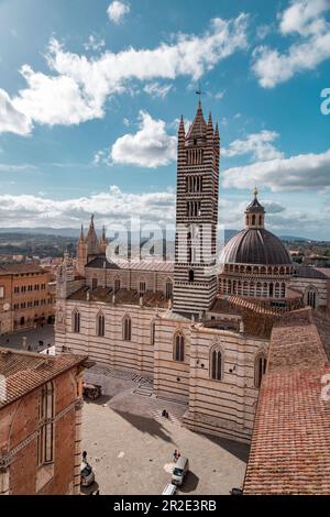 Sienne, Italie - 7 avril 2022 : vue intérieure de la cathédrale de Sienne, dédiée à l'Assomption de Marie. Banque D'Images