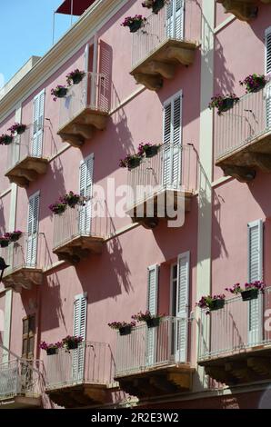 Avis de Carloforte, lieu célèbre pour les salines et la transformation du thon. Île de San Pietro, Sardaigne, Italie. Banque D'Images