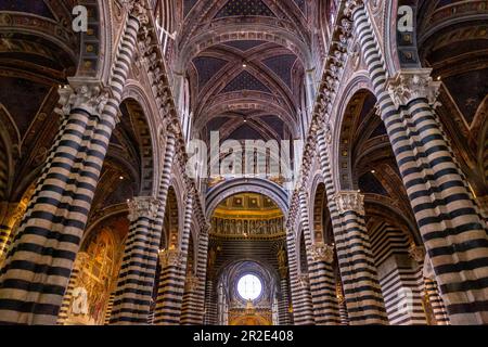 Sienne, Italie - 7 avril 2022 : vue intérieure de la cathédrale de Sienne, dédiée à l'Assomption de Marie. Banque D'Images