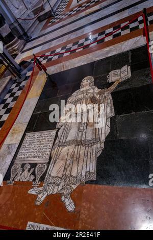 Sienne, Italie - 7 avril 2022 : vue intérieure de la cathédrale de Sienne, dédiée à l'Assomption de Marie. Banque D'Images