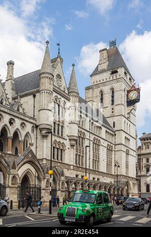 Londres, Angleterre-avril 2023 : l'entrée principale de style gothique victorien du bâtiment public des cours royales de justice à Londres, Royaume-Uni, a ouvert ses portes en 1882 Banque D'Images