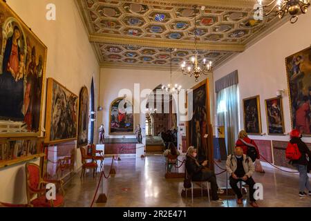 Sienne, Italie - 7 avril 2022 : vue intérieure de la cathédrale de Sienne, dédiée à l'Assomption de Marie. Banque D'Images