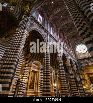 Sienne, Italie - 7 avril 2022 : vue intérieure de la cathédrale de Sienne, dédiée à l'Assomption de Marie. Banque D'Images