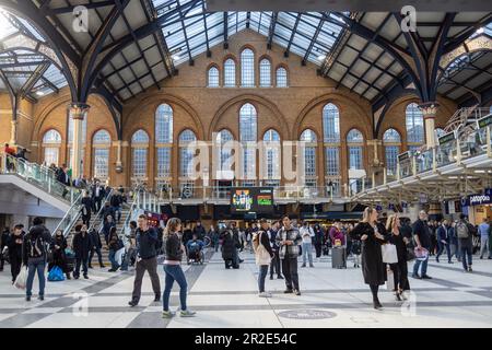 Londres Angleterre - 13 avril 2023 : un hall de gare très animé à la gare de Liverpool Street avec une foule de personnes qui couchent pour prendre le train. Banque D'Images