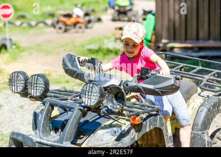 Fille à vélo électrique quad Banque D'Images