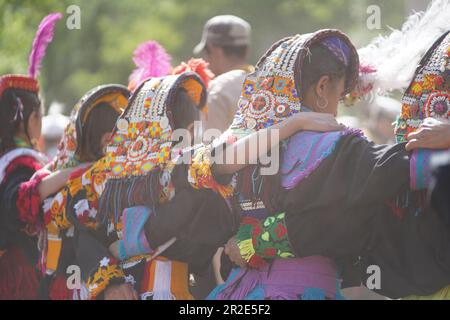 Les femmes de Kalash dansent au Chilli Joshi Festival à Chitral Banque D'Images