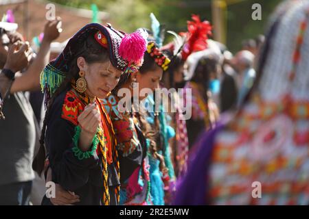 Bamburet, KPK, Pakistan - 05152023: Les femmes de Kalash dansant au Festival Chilli Joshi à Chitral Banque D'Images