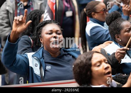 Londres, Royaume-Uni. 19 mai 2023. Les manifestants en grève et le personnel domestique travaillant au South London & Maudsley NHS Trust protestent devant le QG de leur employeur, externalisant le géant ISS, dans un conflit sur les salaires et les conditions médiocres. Les travailleurs, membres de GMB, le syndicat NHS, sont engagés dans une grève de quatre jours. Crédit : Ron Fassbender/Alamy Live News Banque D'Images