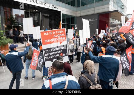 Londres, Royaume-Uni. 19 mai 2023. Les manifestants en grève et le personnel domestique travaillant au South London & Maudsley NHS Trust protestent devant le QG de leur employeur, externalisant le géant ISS, dans un conflit sur les salaires et les conditions médiocres. Les travailleurs, membres de GMB, le syndicat NHS, sont engagés dans une grève de quatre jours. Crédit : Ron Fassbender/Alamy Live News Banque D'Images